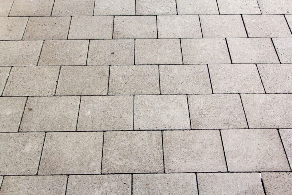 detail of tiles at the street gives a harmonic pattern - Rensfliser - Rensfliser