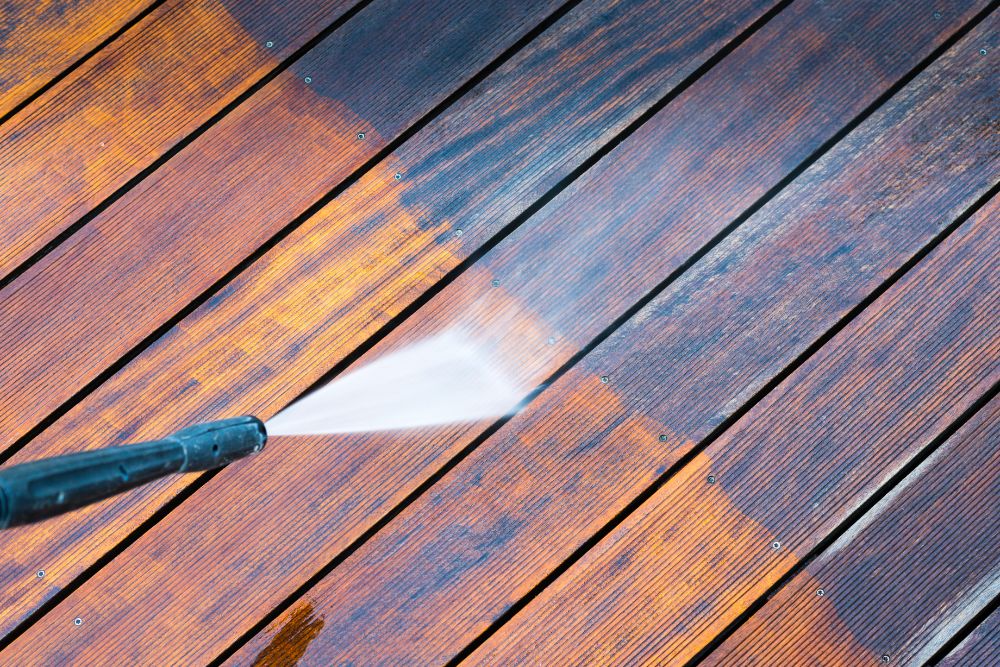 cleaning terrace with a pressure washer - Rensfliser - Rensfliser Fjern alger og skidt fra din træterrasse.