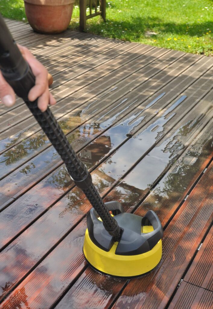 washing wooden terrace - Rensfliser - Rensfliser Sådan renser du din træterrasse.