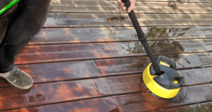 Rensning af træterrasse, gør det selv